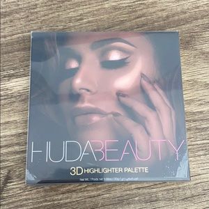 Huda beauty 3D highlighter pallet (never used)